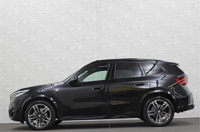 BMW X1 sDrive18i M-Sport | Panorama | Trekhaak | Origineel Nederlands | Sfeerverlichting | Carplay | 19 inch | Getint Glas | DAB | Sportstoelen | Camera | Autom. Achterklep |