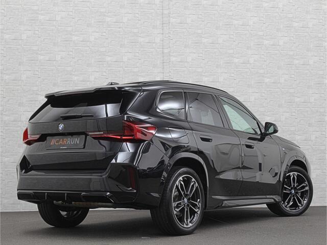 BMW X1 sDrive18i M-Sport | Panorama | Trekhaak | Origineel Nederlands | Sfeerverlichting | Carplay | 19 inch | Getint Glas | DAB | Sportstoelen | Camera | Autom. Achterklep |