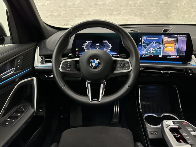BMW X1 sDrive18i M-Sport | Panorama | Trekhaak | Origineel Nederlands | Sfeerverlichting | Carplay | 19 inch | Getint Glas | DAB | Sportstoelen | Camera | Autom. Achterklep |
