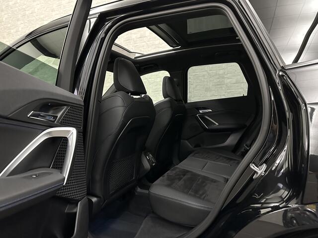 BMW X1 sDrive18i M-Sport | Panorama | Trekhaak | Origineel Nederlands | Sfeerverlichting | Carplay | 19 inch | Getint Glas | DAB | Sportstoelen | Camera | Autom. Achterklep |