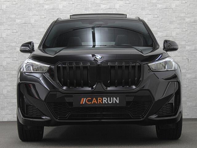 BMW X1 sDrive18i M-Sport | Panorama | Trekhaak | Origineel Nederlands | Sfeerverlichting | Carplay | 19 inch | Getint Glas | DAB | Sportstoelen | Camera | Autom. Achterklep |