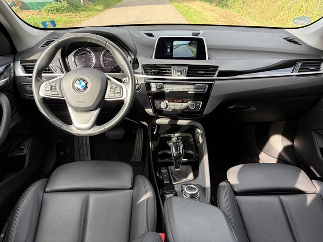 BMW X1 sDrive18i High Executive / AUTOMAAT / NAVI / CAMERA / TREKHAAK / LEER / 113dkm!