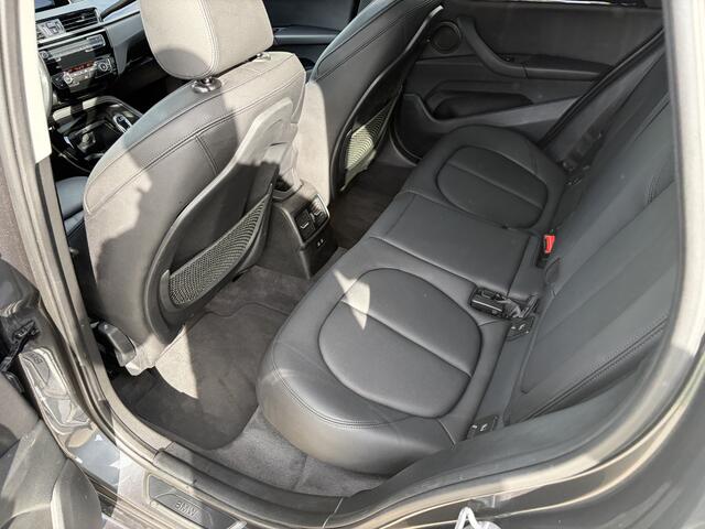 BMW X1 sDrive18i High Executive / AUTOMAAT / NAVI / CAMERA / TREKHAAK / LEER / 113dkm!