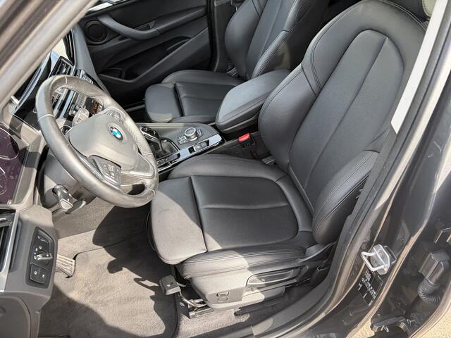 BMW X1 sDrive18i High Executive / AUTOMAAT / NAVI / CAMERA / TREKHAAK / LEER / 113dkm!