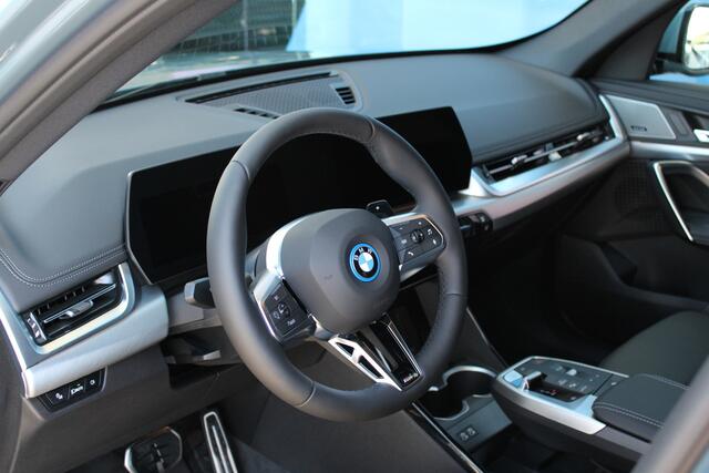 BMW X1 xDrive25e / Trekhaak / Panoramadak / Sportstoelen / Comfort Access / Achteruitrijcamera / Harman Kardon