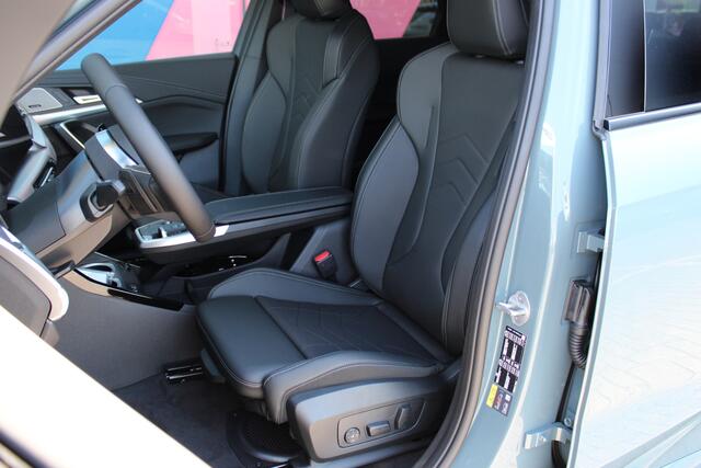 BMW X1 xDrive25e / Trekhaak / Panoramadak / Sportstoelen / Comfort Access / Achteruitrijcamera / Harman Kardon
