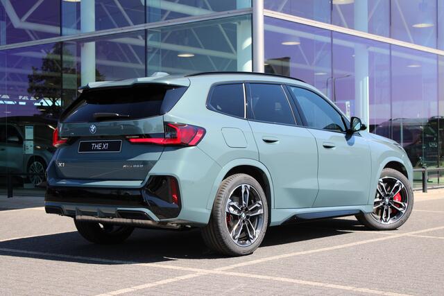 BMW X1 xDrive25e / Trekhaak / Panoramadak / Sportstoelen / Comfort Access / Achteruitrijcamera / Harman Kardon