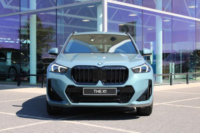 BMW X1 xDrive25e / Trekhaak / Panoramadak / Sportstoelen / Comfort Access / Achteruitrijcamera / Harman Kardon