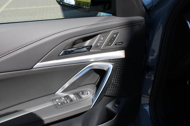 BMW X1 xDrive25e / Trekhaak / Panoramadak / Sportstoelen / Comfort Access / Achteruitrijcamera / Harman Kardon