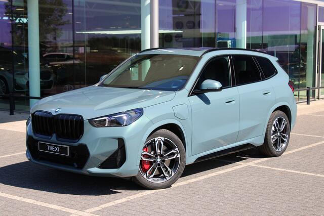 BMW X1 xDrive25e / Trekhaak / Panoramadak / Sportstoelen / Comfort Access / Achteruitrijcamera / Harman Kardon