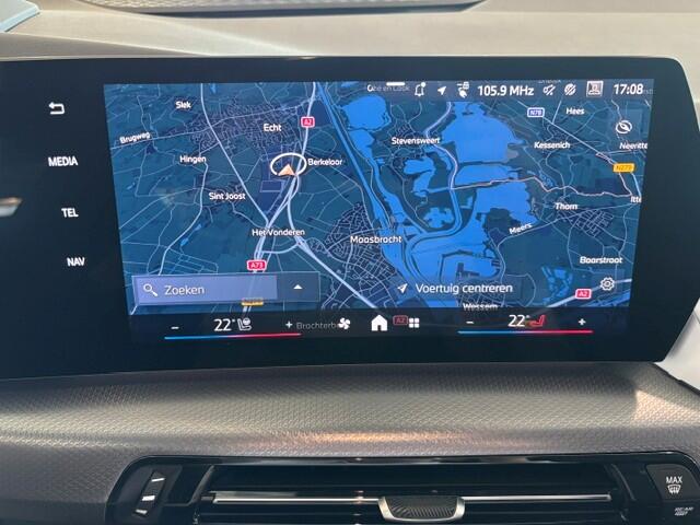 BMW X1 xDrive25e / Trekhaak / Panoramadak / Sportstoelen / Comfort Access / Achteruitrijcamera / Harman Kardon