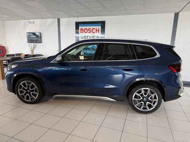 BMW X1 xDrive30e 327 PK Panoramadak / Leer / HUD / Trekhaak / 360 camera
