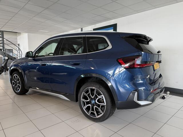 BMW X1 xDrive30e 327 PK Panoramadak / Leer / HUD / Trekhaak / 360 camera