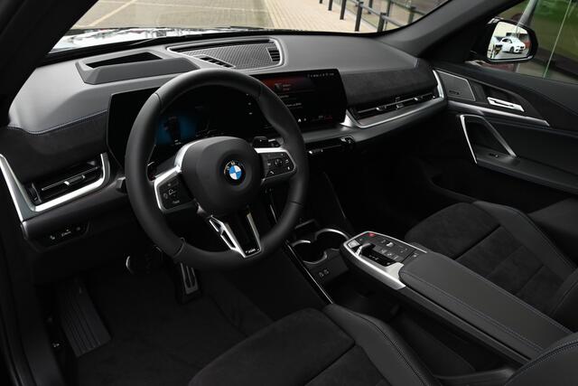 BMW X1 sDrive20i M Sport Automaat / Panoramadak / Sportstoelen / Comfort Access / M Adaptief onderstel / Head-Up / Adaptieve LED / Parking Assistant Plus