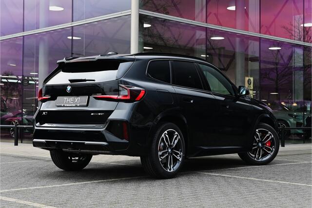 BMW X1 sDrive20i M Sport Automaat / Panoramadak / Sportstoelen / Comfort Access / M Adaptief onderstel / Head-Up / Adaptieve LED / Parking Assistant Plus