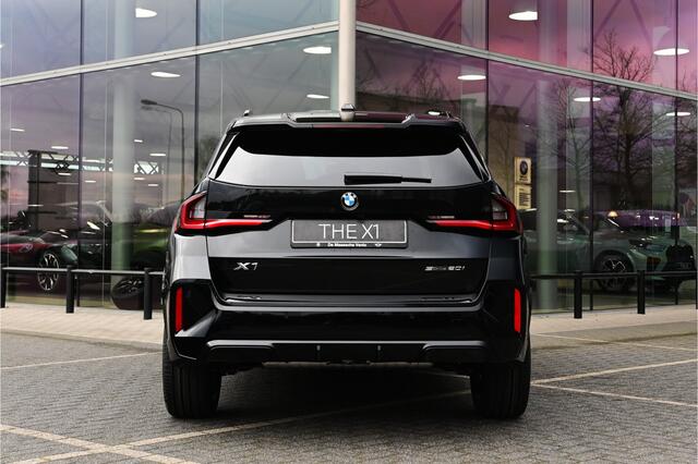 BMW X1 sDrive20i M Sport Automaat / Panoramadak / Sportstoelen / Comfort Access / M Adaptief onderstel / Head-Up / Adaptieve LED / Parking Assistant Plus