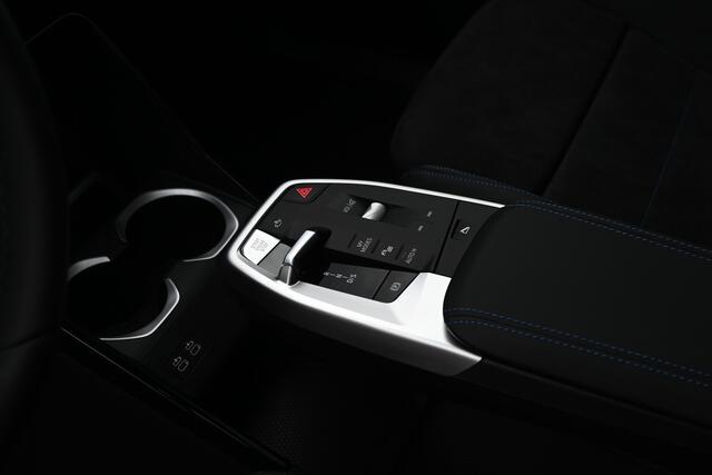 BMW X1 sDrive20i M Sport Automaat / Panoramadak / Sportstoelen / Comfort Access / M Adaptief onderstel / Head-Up / Adaptieve LED / Parking Assistant Plus