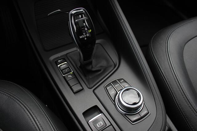 BMW X1 sDrive20i Orange Edition II / 69.961 km / Trekhaak / Panoramadak / Camera / Head-up / Leder / 18'' / Navigatie / Stoelverwarming / Cruise Control / Getint glas – foto 2