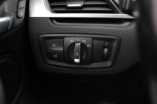 BMW X1 sDrive20i Orange Edition II / 69.961 km / Trekhaak / Panoramadak / Camera / Head-up / Leder / 18'' / Navigatie / Stoelverwarming / Cruise Control / Getint glas – foto 9