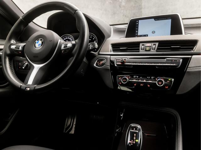 BMW X2 1.8i sDrive M Sport Automaat (NAVIGATIE, M PAKKET, CLIMATE, STOELVERWARMING, LEDEREN SPORTSTOELEN, CAMERA, GETINT GLAS, SFEERVERLICHTING, NIEUWSTAAT)