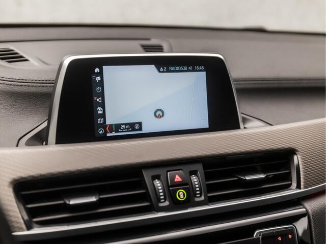 BMW X2 1.8i sDrive M Sport Automaat (NAVIGATIE, M PAKKET, CLIMATE, STOELVERWARMING, LEDEREN SPORTSTOELEN, CAMERA, GETINT GLAS, SFEERVERLICHTING, NIEUWSTAAT)