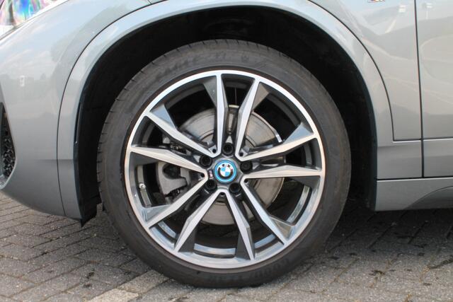 BMW X2 xDrive25e M Sport Automaat / Panoramadak / Achteruitrijcamera / Sportstoelen / Active Cruise Control / LED / Stuurverwarming