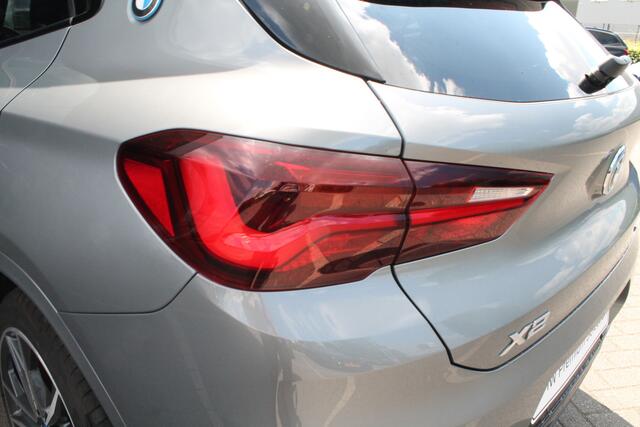 BMW X2 xDrive25e M Sport Automaat / Panoramadak / Achteruitrijcamera / Sportstoelen / Active Cruise Control / LED / Stuurverwarming