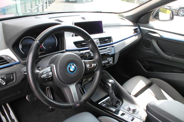 BMW X2 xDrive25e M Sport Automaat / Panoramadak / Achteruitrijcamera / Sportstoelen / Active Cruise Control / LED / Stuurverwarming