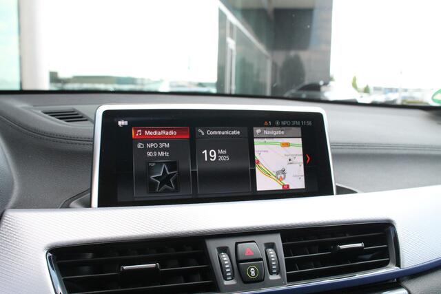 BMW X2 xDrive25e M Sport Automaat / Panoramadak / Achteruitrijcamera / Sportstoelen / Active Cruise Control / LED / Stuurverwarming