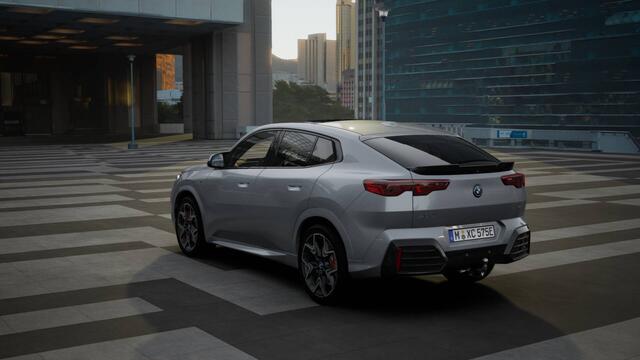 BMW X2 iX2 eDrive20 M Sport / Panoramadak / Trekhaak / Sportstoelen / Adaptieve LED / M Adaptief onderstel / Parking Assistant Plus / Comfort Access