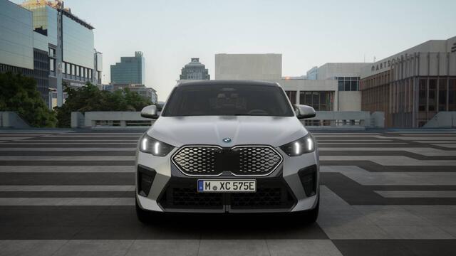 BMW X2 iX2 eDrive20 M Sport / Panoramadak / Trekhaak / Sportstoelen / Adaptieve LED / M Adaptief onderstel / Parking Assistant Plus / Comfort Access