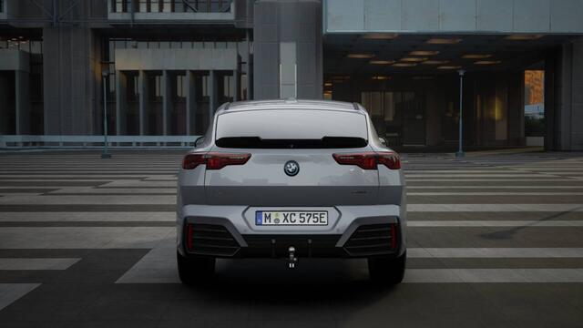 BMW X2 iX2 eDrive20 M Sport / Panoramadak / Trekhaak / Sportstoelen / Adaptieve LED / M Adaptief onderstel / Parking Assistant Plus / Comfort Access