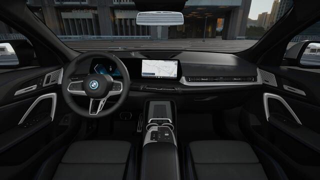 BMW X2 iX2 eDrive20 M Sport / Panoramadak / Trekhaak / Sportstoelen / Adaptieve LED / M Adaptief onderstel / Parking Assistant Plus / Comfort Access