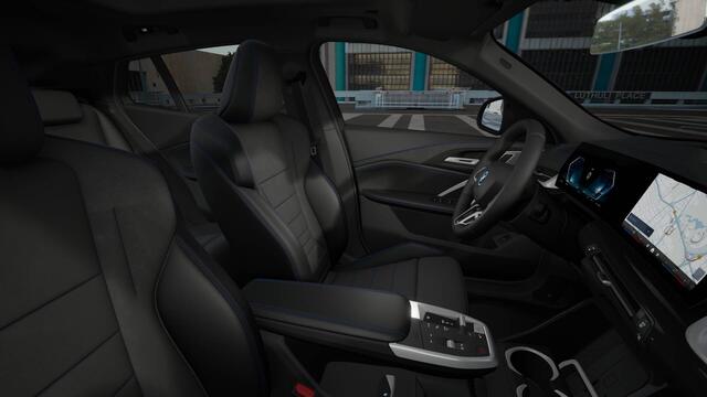 BMW X2 iX2 eDrive20 M Sport / Panoramadak / Trekhaak / Sportstoelen / Adaptieve LED / M Adaptief onderstel / Parking Assistant Plus / Comfort Access