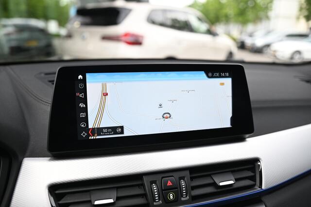 BMW X2 M35i High Executive Automaat / Panoramadak / Trekhaak / M Sportstoelen / Achteruitrijcamera / Active Cruise Control / Comfort Access / Head-Up