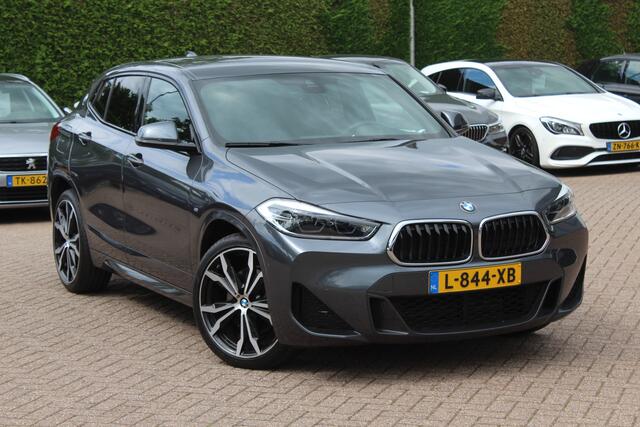 BMW X2 sDrive20i High Exe. M Sport / Trekhaak / Camera / Alcantara bekleding / Keyless / 20'' / Navigatie / Sportstoelen / Cruise Control / Getint glas