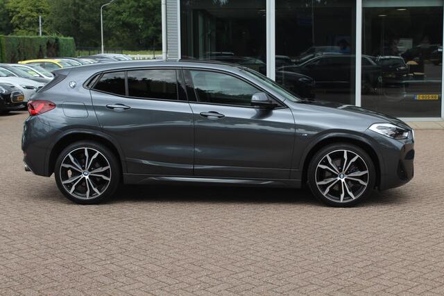 BMW X2 sDrive20i High Exe. M Sport / Trekhaak / Camera / Alcantara bekleding / Keyless / 20'' / Navigatie / Sportstoelen / Cruise Control / Getint glas