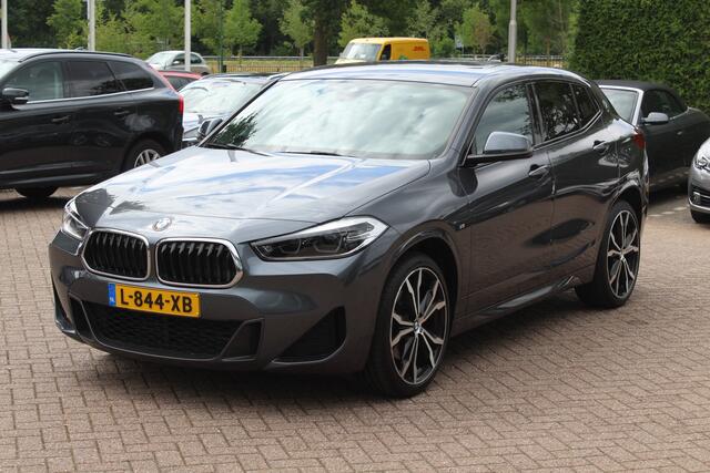 BMW X2 sDrive20i High Exe. M Sport / Trekhaak / Camera / Alcantara bekleding / Keyless / 20'' / Navigatie / Sportstoelen / Cruise Control / Getint glas