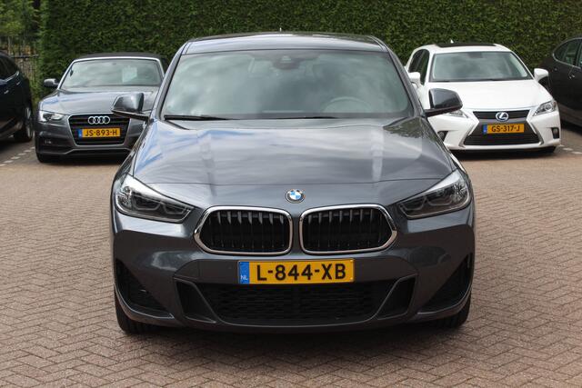 BMW X2 sDrive20i High Exe. M Sport / Trekhaak / Camera / Alcantara bekleding / Keyless / 20'' / Navigatie / Sportstoelen / Cruise Control / Getint glas