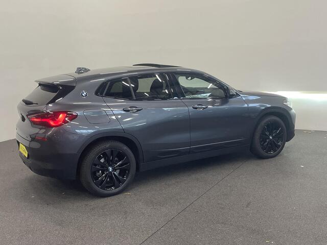BMW X2 xDrive25e High Executive Sportline Panoramadak Groot Navi carplay/android Sportstoelen stoelverwarming parkeersensoren Voor+Achter Donkere hemel