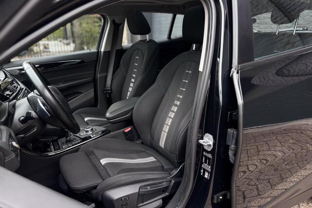 BMW X2 sDrive20i | Panodak | Sportstoelen | Camera | Trekhaak | Stoelverwarming
