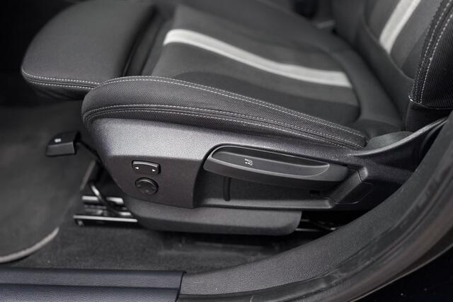 BMW X2 sDrive20i | Panodak | Sportstoelen | Camera | Trekhaak | Stoelverwarming