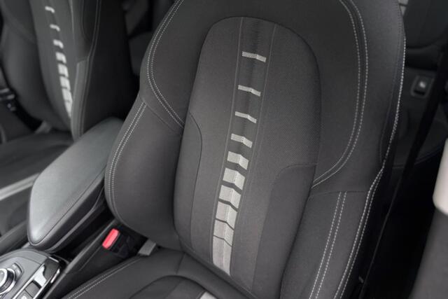 BMW X2 sDrive20i | Panodak | Sportstoelen | Camera | Trekhaak | Stoelverwarming
