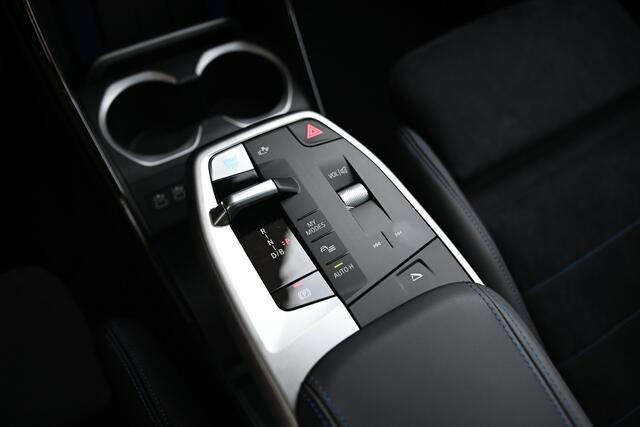 BMW X2 iX2 eDrive20 M Sport / Panoramadak / Trekhaak / Sportstoelen / Comfort Access / M Adaptief onderstel / Adaptieve LED / Parking Assistant Plus