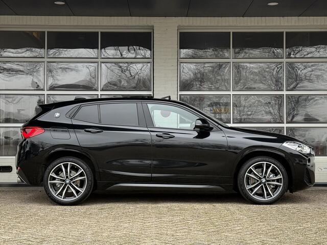 BMW X2 sDrive20i M SPORT | LEDER | PANORAMA | STOELVERWARMING | 18 INCH LM VELGEN |