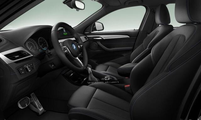 BMW X2 xDrive25e High Executive M Sport - Panoramadak - Elektrisch verwarmde voorstoelen - Getinte Ruiten - Comfort Access - Park Assistant - Head up - Harman Kardon - Navigatiesysteem Plus - Stuurwielrand verwarmd -