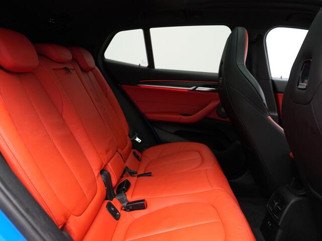 BMW X2 xDrive25e M Sport Plug In Hybrid 220pk Dealer O.H. PHEV | Trekhaak Afn. | Panodak | Adaptive Cruise | Head Up | Camera | Harman / Kardon | Lederen Competition Stoelen Memory & Verwarmd | Keyless | 19"L.M | Sfeerverlichting | Navigatie | DAB |