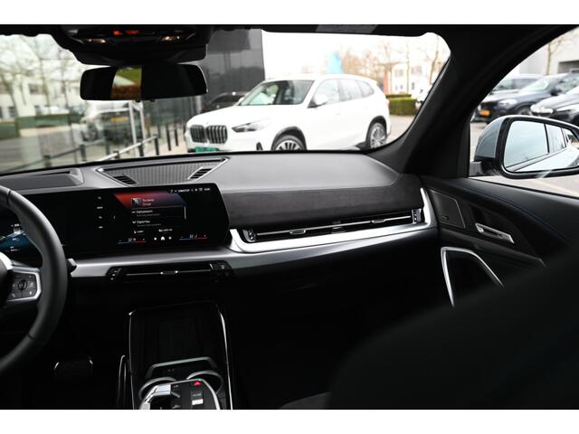 BMW X2 iX2 eDrive20 M Sport / Panoramadak / Trekhaak / M Sportstoelen / Head-Up / Adaptieve LED / Parking Assistant Plus / M Adaptief onderstel