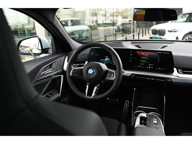 BMW X2 iX2 eDrive20 M Sport / Panoramadak / Trekhaak / M Sportstoelen / Head-Up / Adaptieve LED / Parking Assistant Plus / M Adaptief onderstel