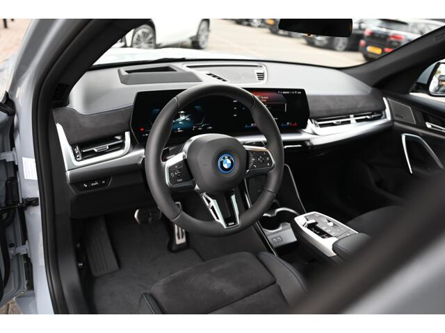 BMW X2 iX2 eDrive20 M Sport / Panoramadak / Trekhaak / M Sportstoelen / Head-Up / Adaptieve LED / Parking Assistant Plus / M Adaptief onderstel